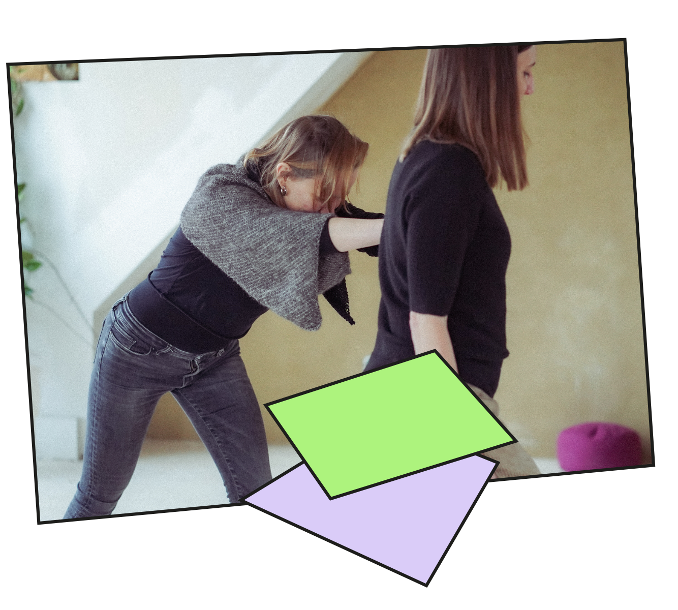 Arbeit mit dem Körper in der Körperpsychotherapie und Gestalttherapie: Zwei Personen in einer Sitzung zum Thema Grenzen, um persönliche und berufliche Herausforderungen zu bearbeiten.
